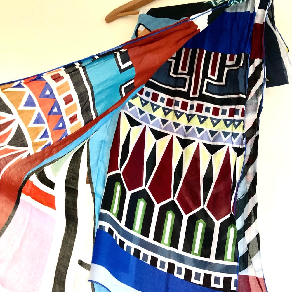Barbieri como Larioseta Scarf with Vibrant Colours and Pattern.